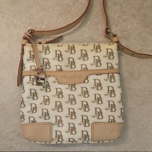 Dooney & Bourke Logo Print Letter Carrier Bag in White and Tan